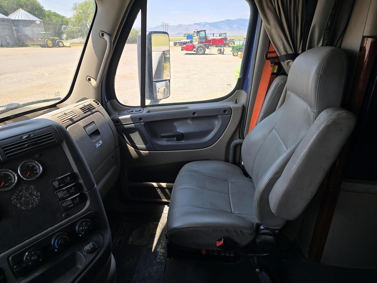 Used 2016 Freightliner Cascadia Sleeper Truck