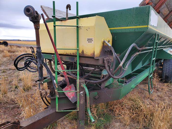 Used 2006 Chandler 26CLPT Compost Spreader