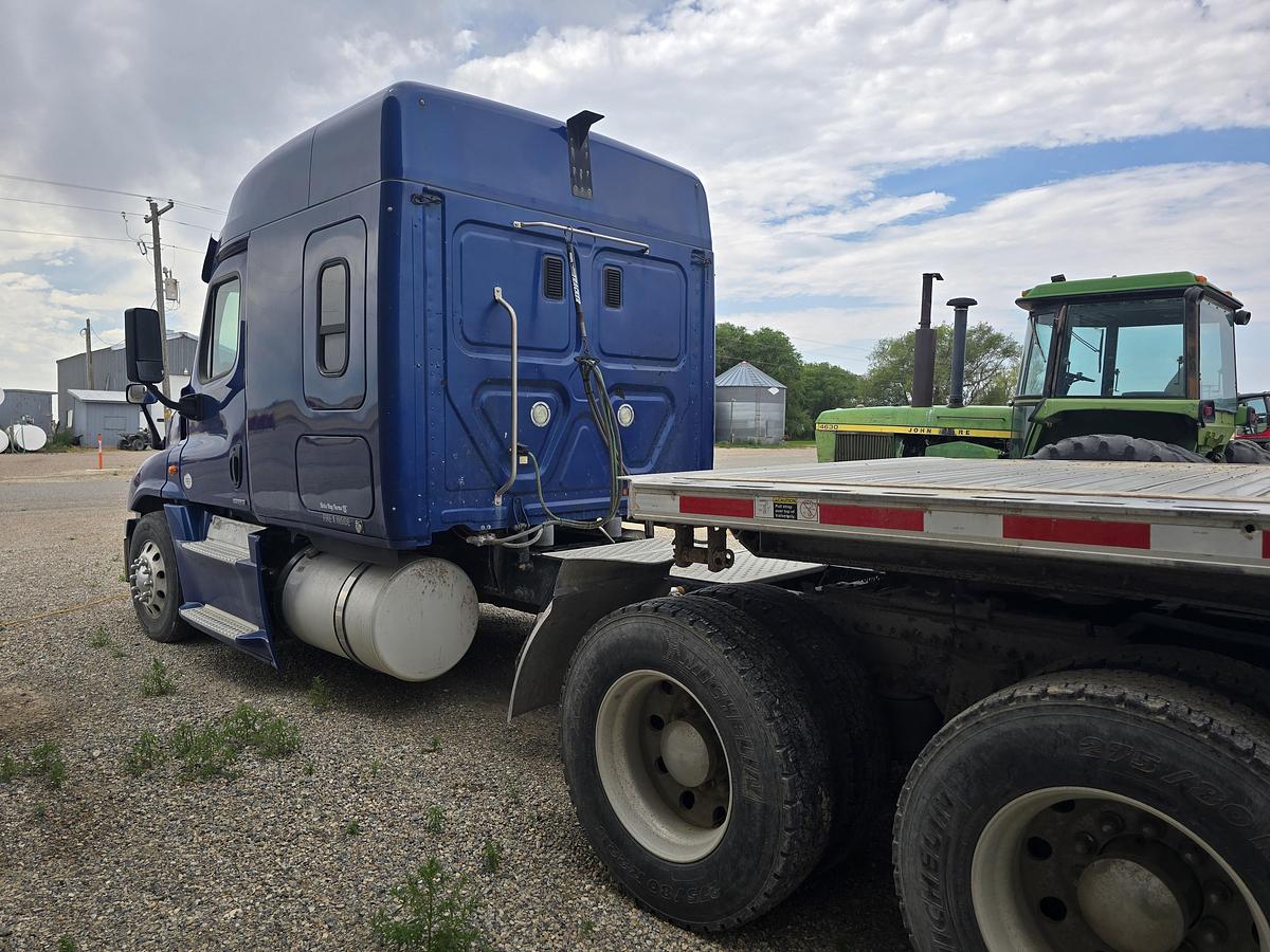 Used 2016 Freightliner Cascadia Sleeper Truck