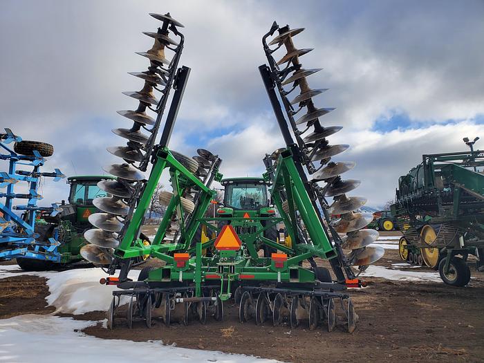 Used 34' John Deere 2625 Tandem Disk