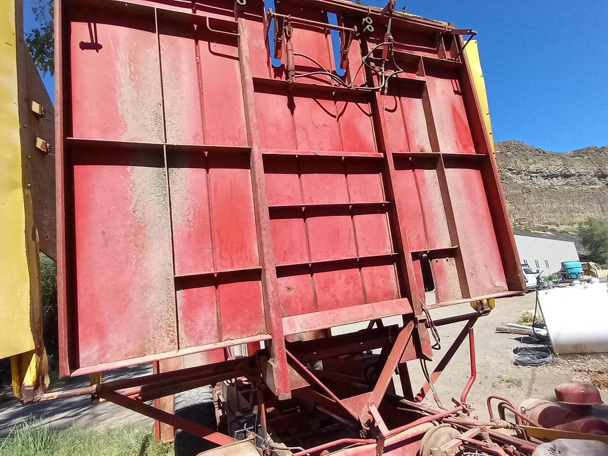 Used New Holland 1049 Balewagon