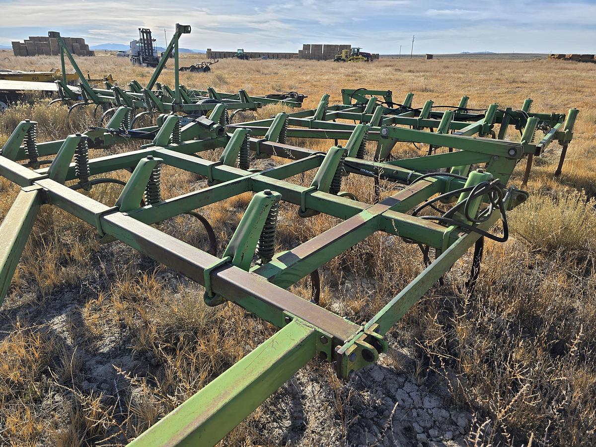 Used 36' John Deere 1600 Chisel Plow