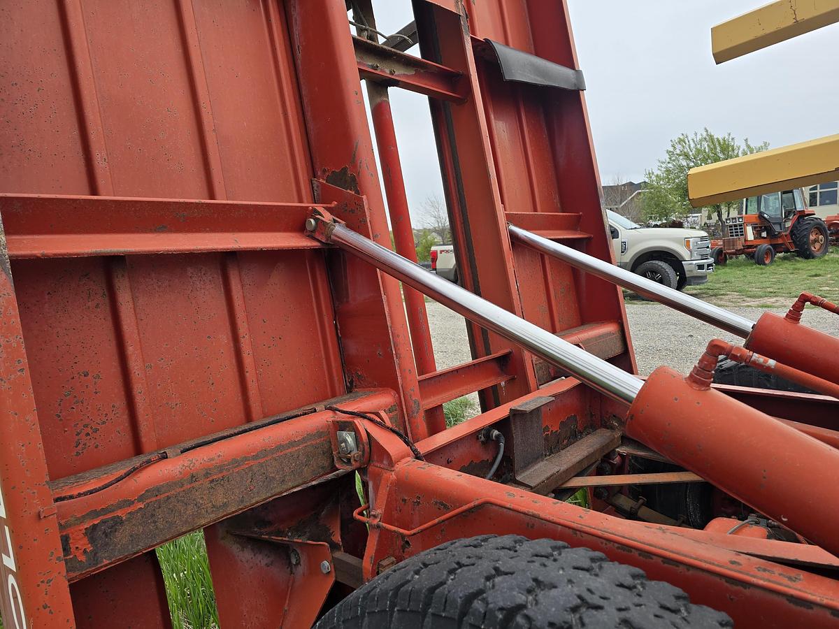 Used New Holland 1075 Balewagon ** Needs Computer **