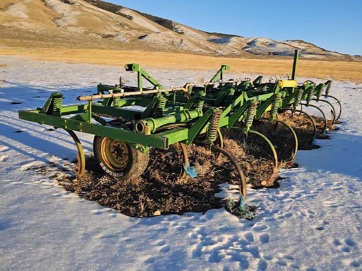 Used 22' John Deere 1600 Chisel Plow
