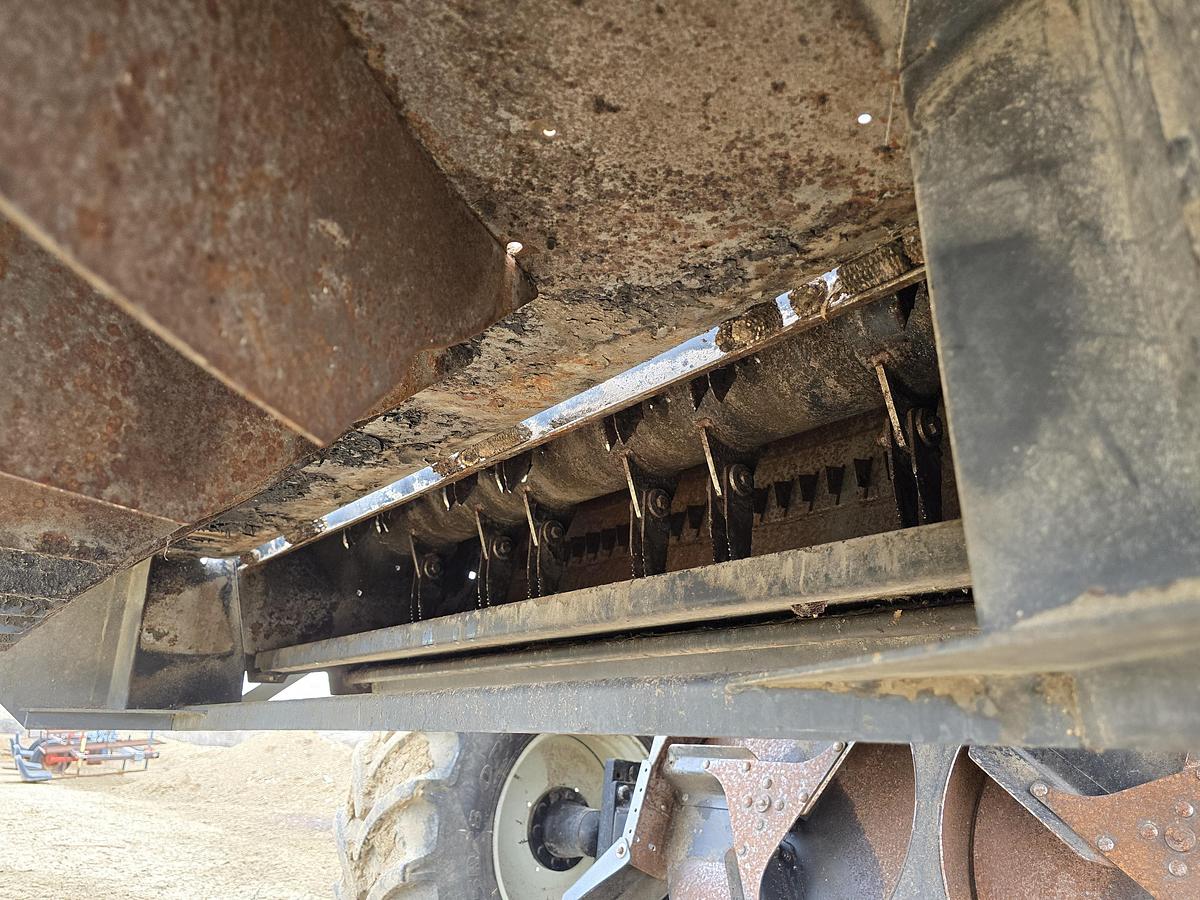 Used 2009 New Holland CR9060 Combine - w/ Seed Screens