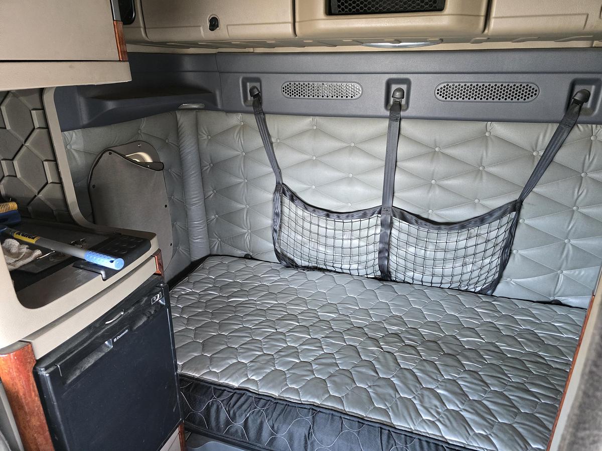 Used 2016 Freightliner Cascadia Sleeper Truck