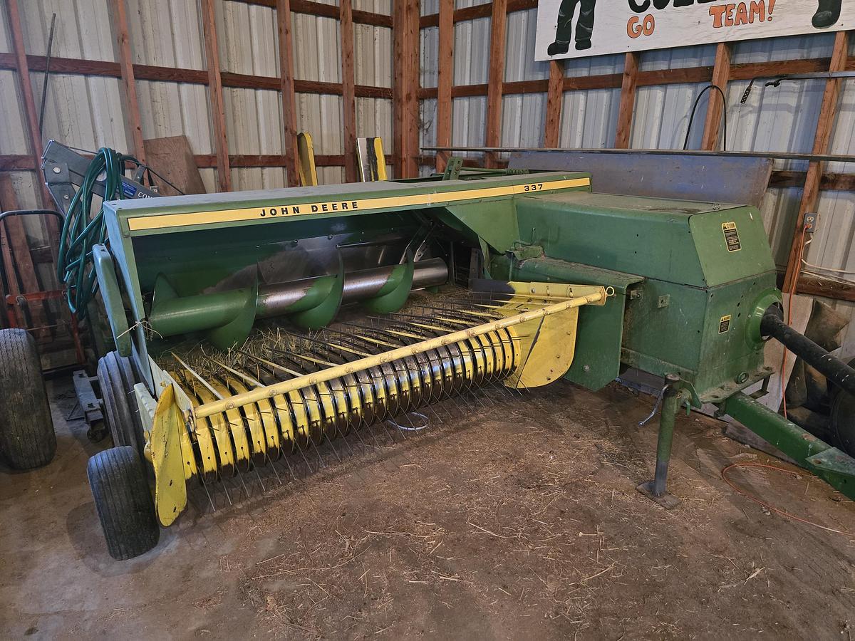 Used 1987 John Deere 337 Baler