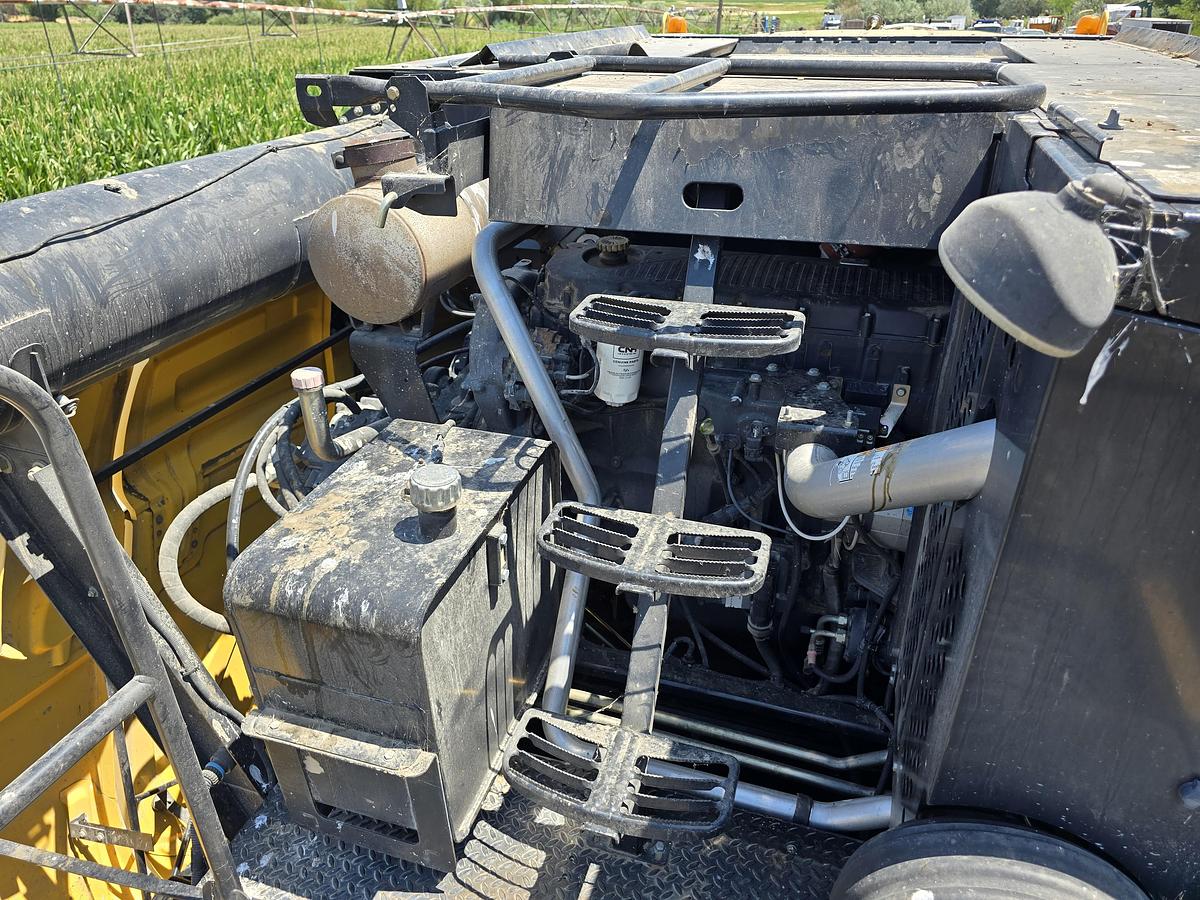 Used 2009 New Holland CR9060 Combine w/ 2200 hrs