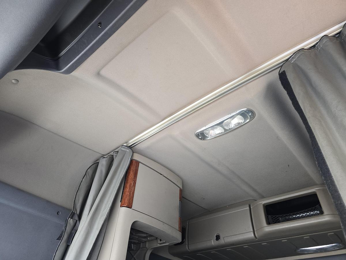 Used 2016 Freightliner Cascadia Sleeper Truck