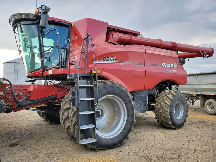 Used 2020 Case IH 9250 Combine w/ 1300 eng hrs