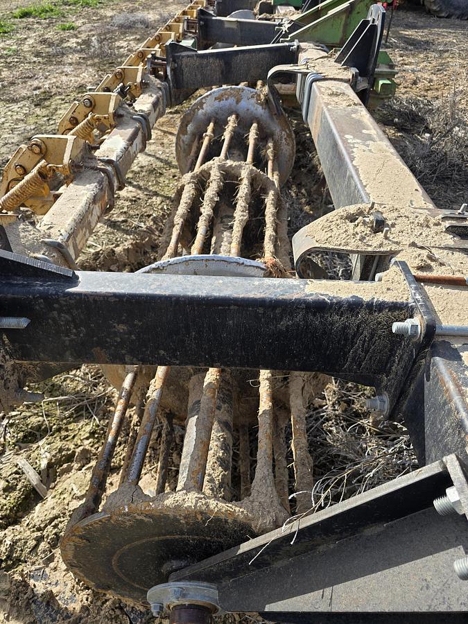 Used 12R22 Heavy Duty Bedder Toolbar