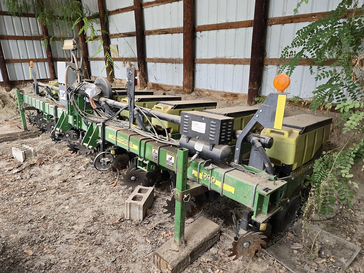 Used John Deere MaxEmerge XP 1700 Precision Planter - 8R30