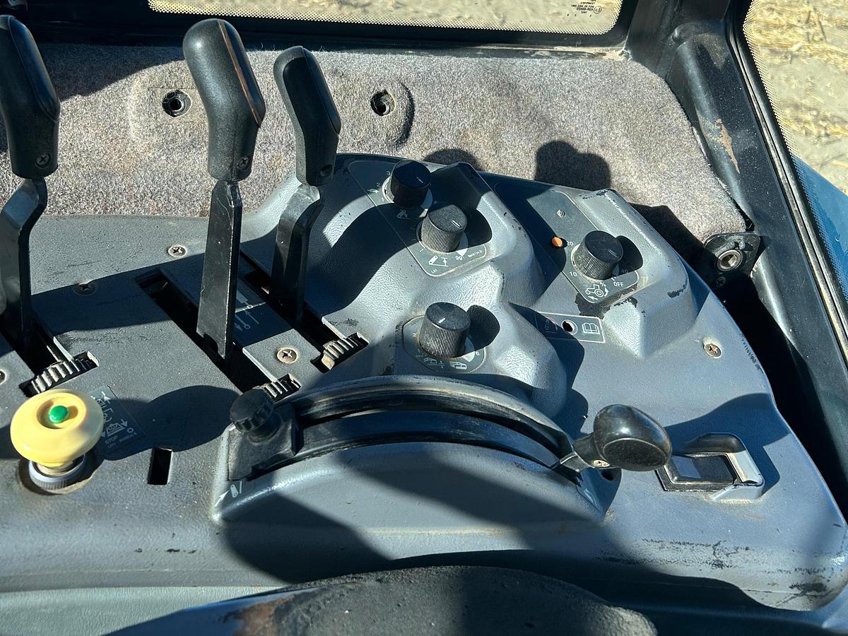 Used 1995 Ford / New Holland 8770 Tractor ** New Engine **