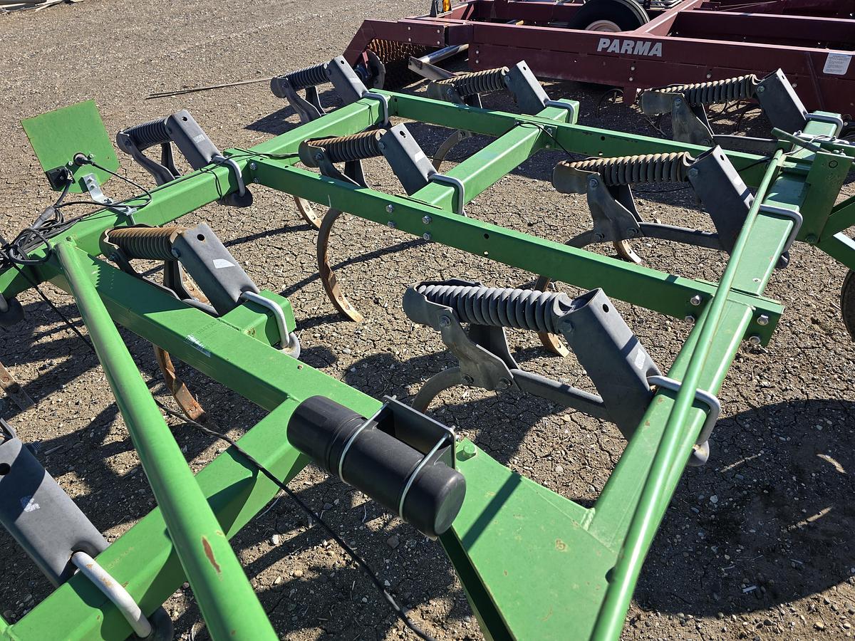Used 20' John Deere 610 Chisel Plow