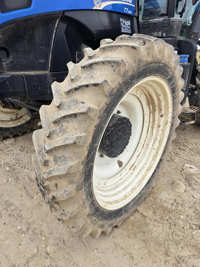 Used New Holland T7.250 Tractor w/ CVT - 3300 hrs