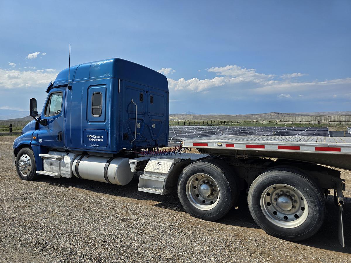 Used 2013 Freightliner Cascadia Sleeper Truck