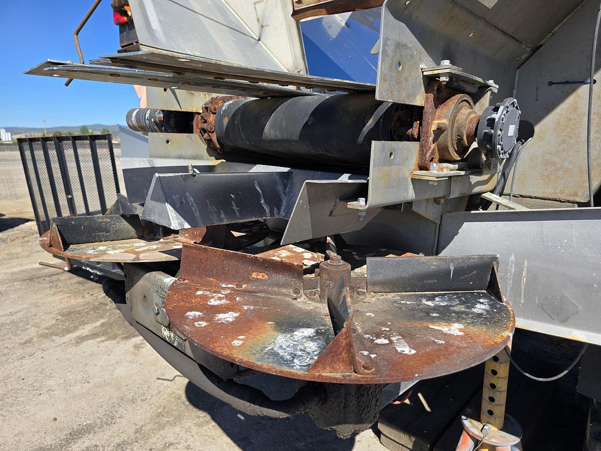 Used 14' New Leader L3020G4 Spreader Box