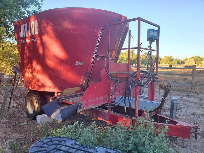 Used Jay-Lor 500 Vertical TMR Mixer