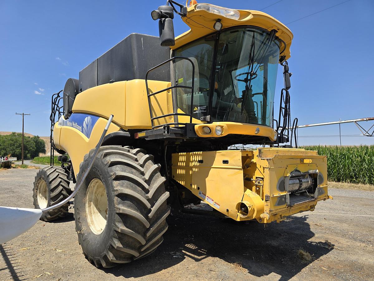 Used 2009 New Holland CR9060 Combine w/ 2200 hrs