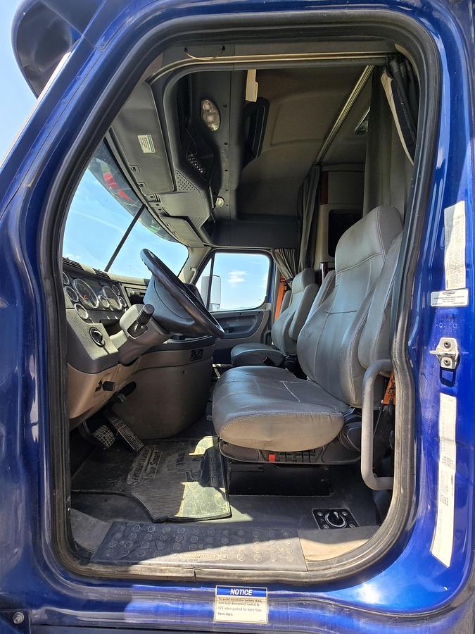 Used 2016 Freightliner Cascadia Sleeper Truck