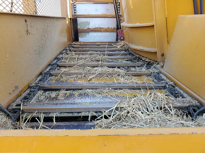 Used 2014 HayBuster CMF-830 Vertical Feed Mixer