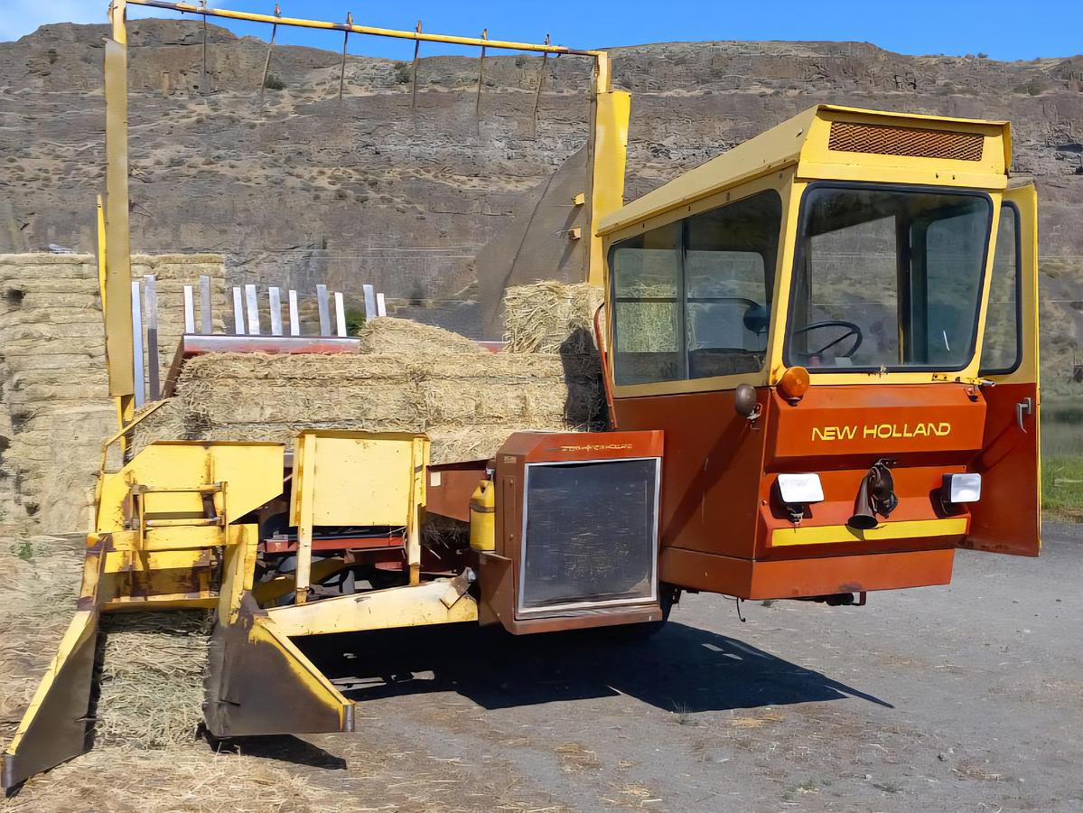 Used New Holland 1049 Balewagon