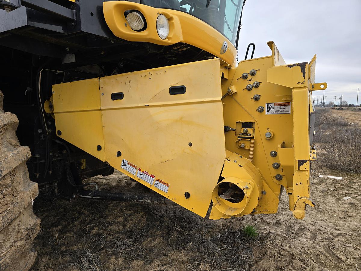 Used 2009 New Holland CR9060 Combine - w/ Seed Screens