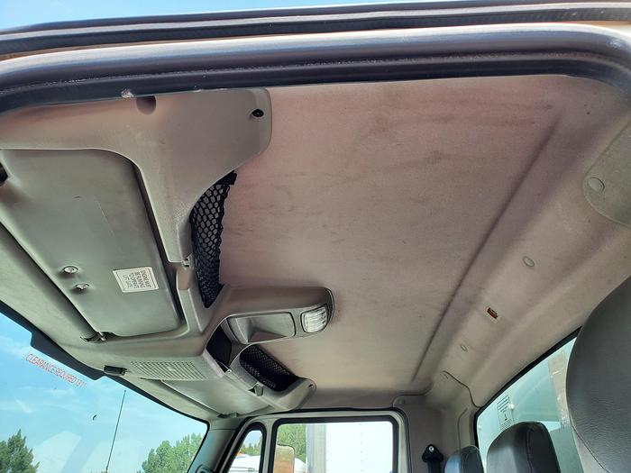 Used 2019 26' International Box Truck w/ Liftgate