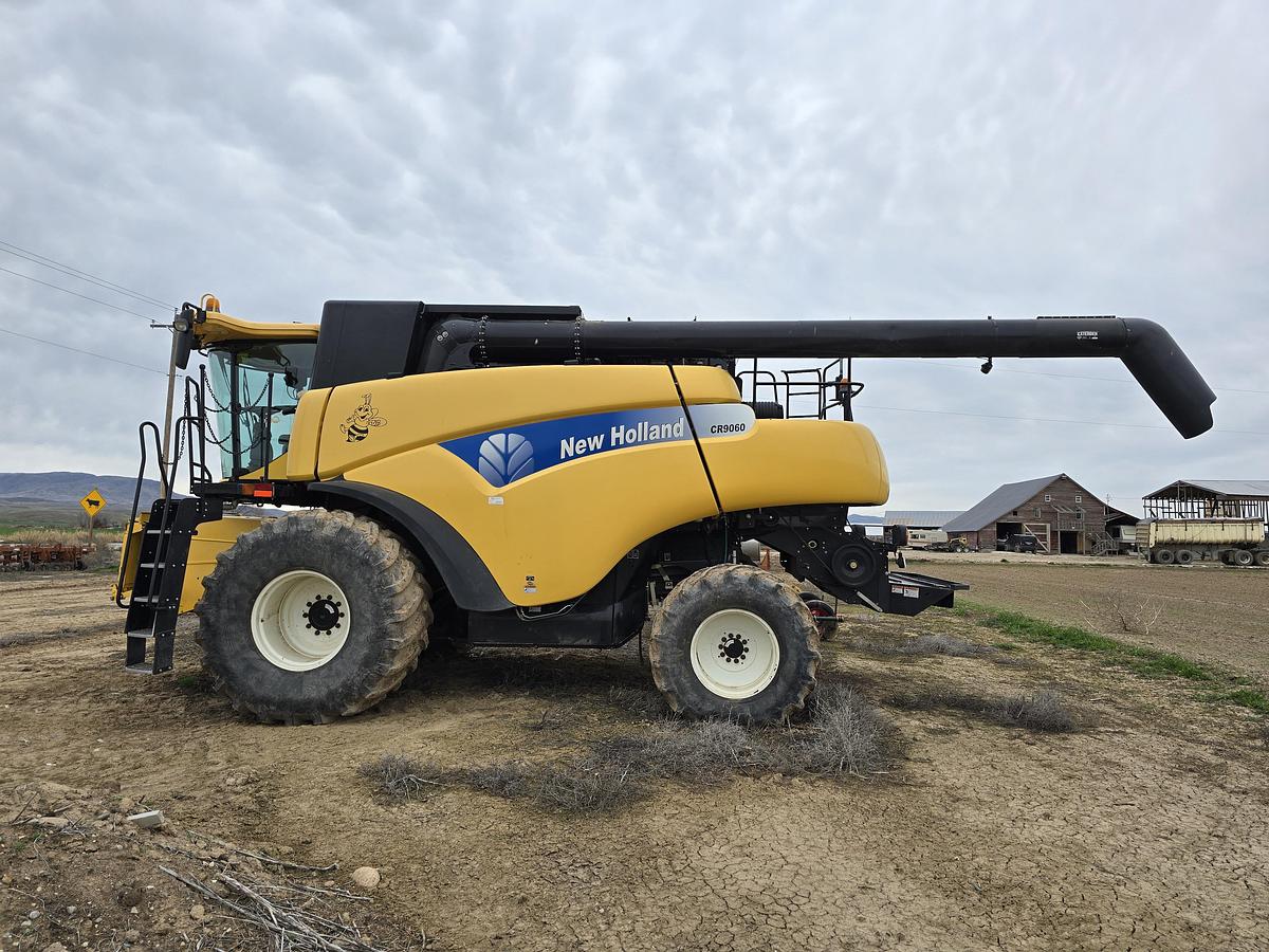 Used 2009 New Holland CR9060 Combine - w/ Seed Screens