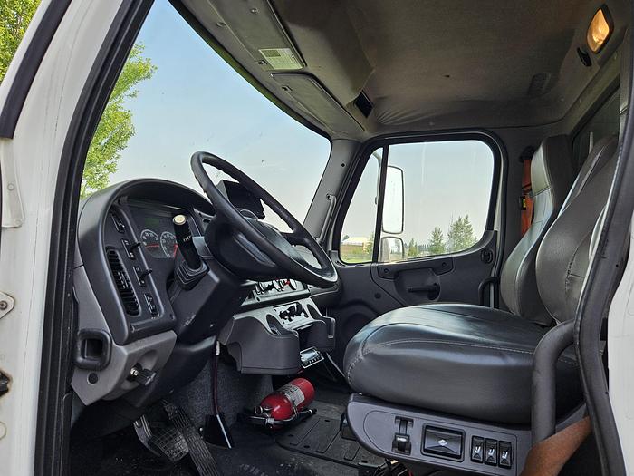 Used 2018 26' Freightliner Reefer Truck w/ Liftgate