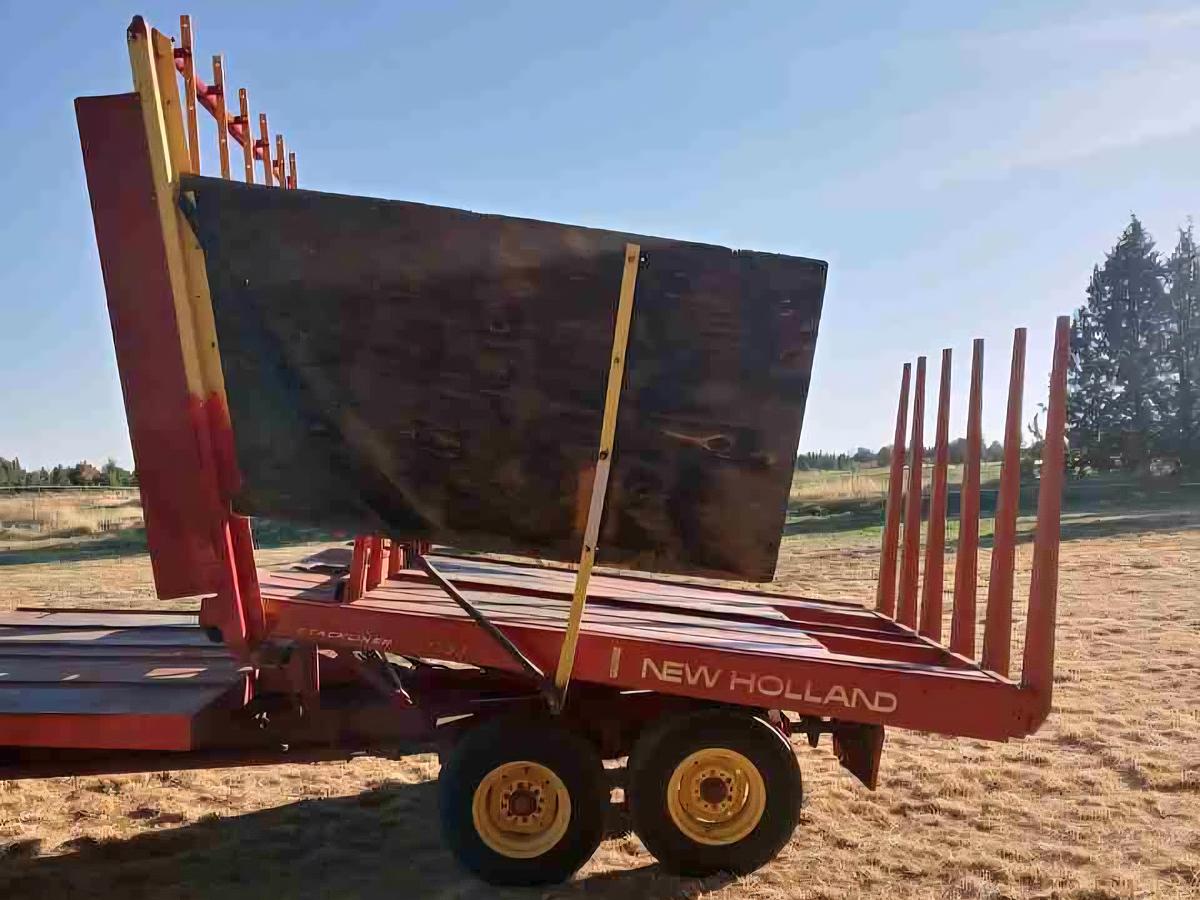 Used New Holland 1033 Balewagon