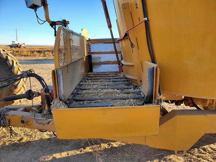 Used 2014 HayBuster CMF-830 Vertical Feed Mixer