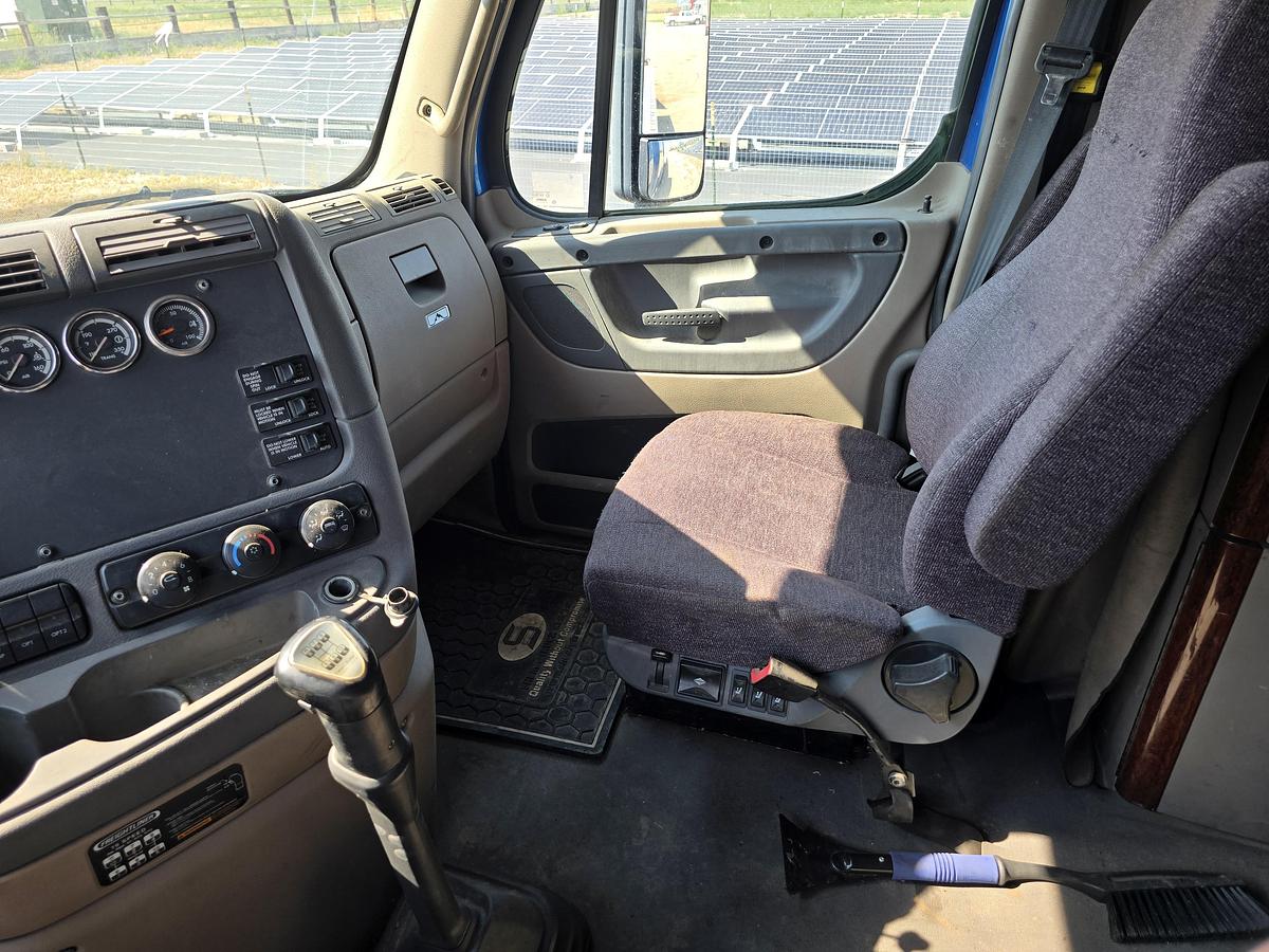 Used 2013 Freightliner Cascadia Sleeper Truck