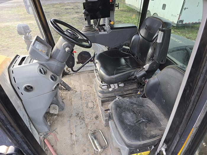 Used 2017 JCB Fastrac 8330 Tractor w/ 3800 hrs