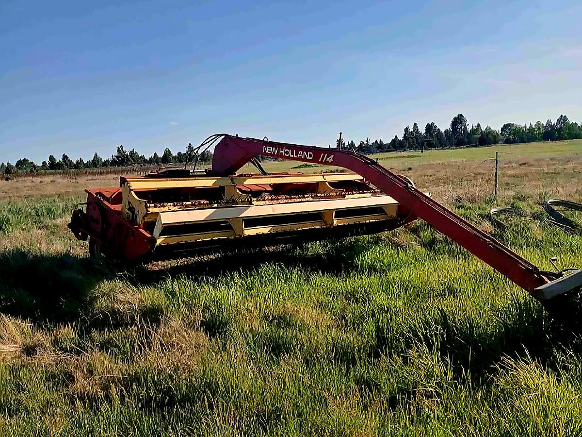 Used 14' New Holland 114 Pivot Tongue Windrower