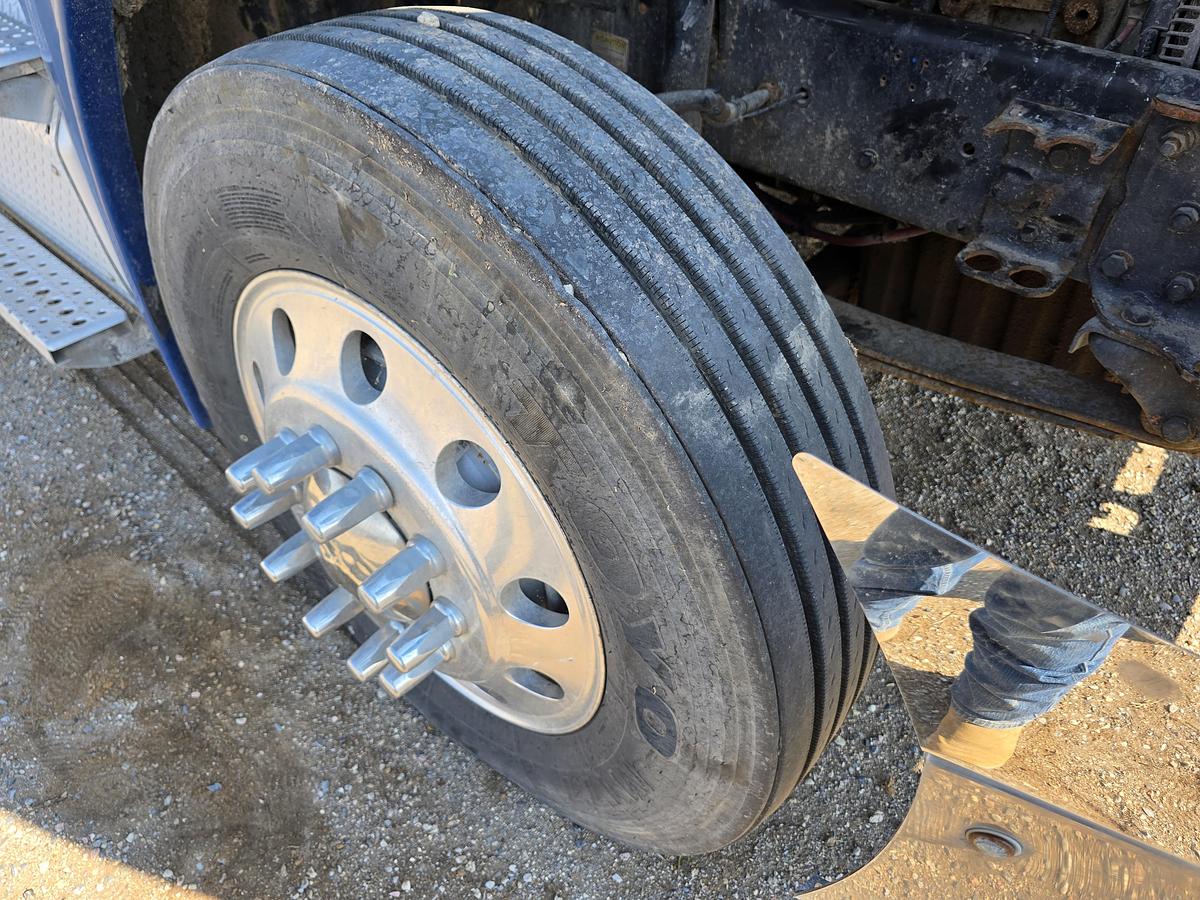 Used 2013 Freightliner Cascadia Sleeper Truck