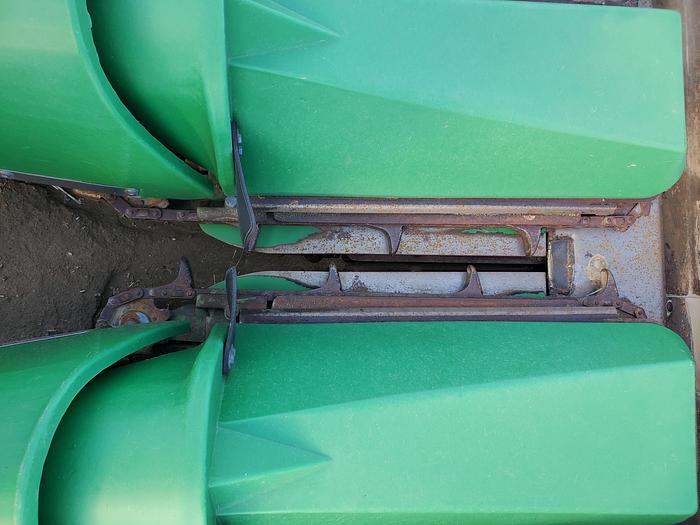 Used 8R22 John Deere 444 Corn Header