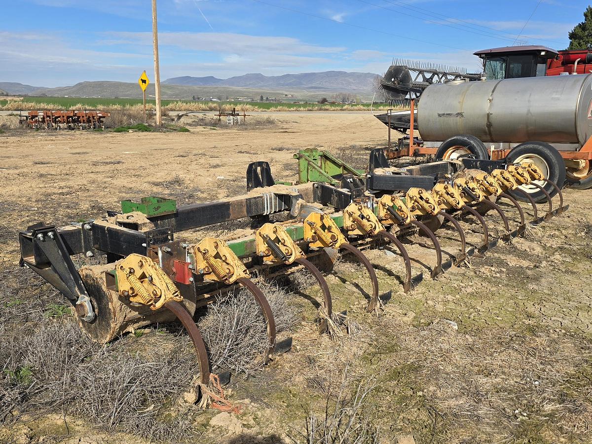 Used 12R22 Heavy Duty Bedder Toolbar