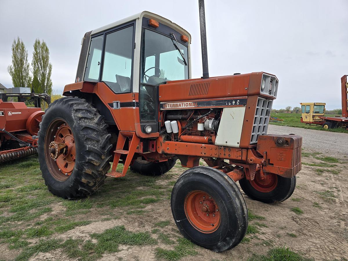 Used International 1086 Tractor