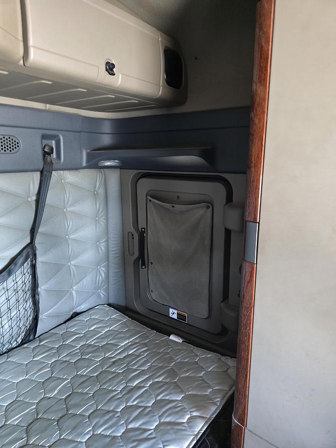 Used 2016 Freightliner Cascadia Sleeper Truck