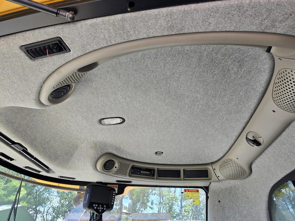 Used 2009 New Holland CR9060 Combine w/ 2200 hrs