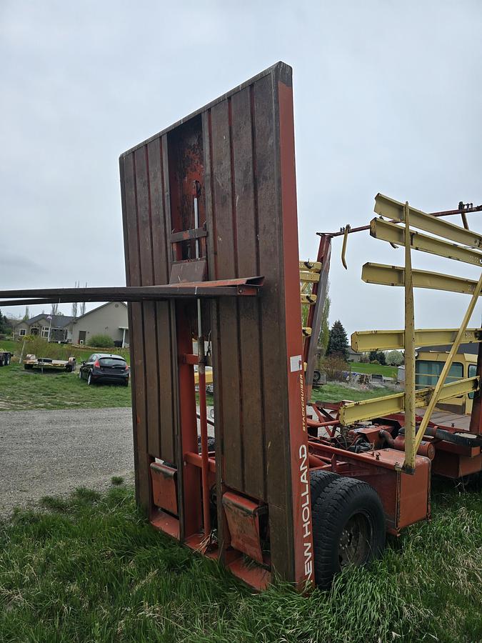 Used New Holland 1075 Balewagon ** Needs Computer **