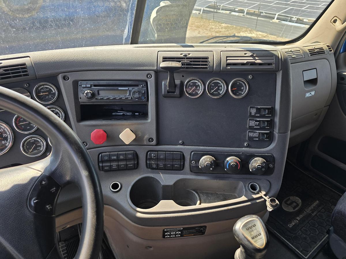 Used 2013 Freightliner Cascadia Sleeper Truck