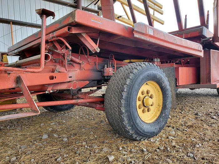 Used New Holland 1085 Balewagon w/ 4k hrs