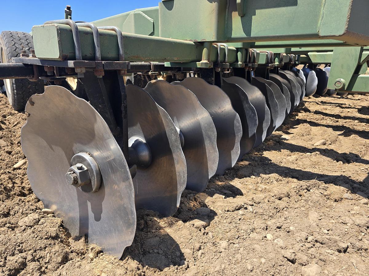 Used 28' Wishek 814NT Tandem Disk ** New Blades **