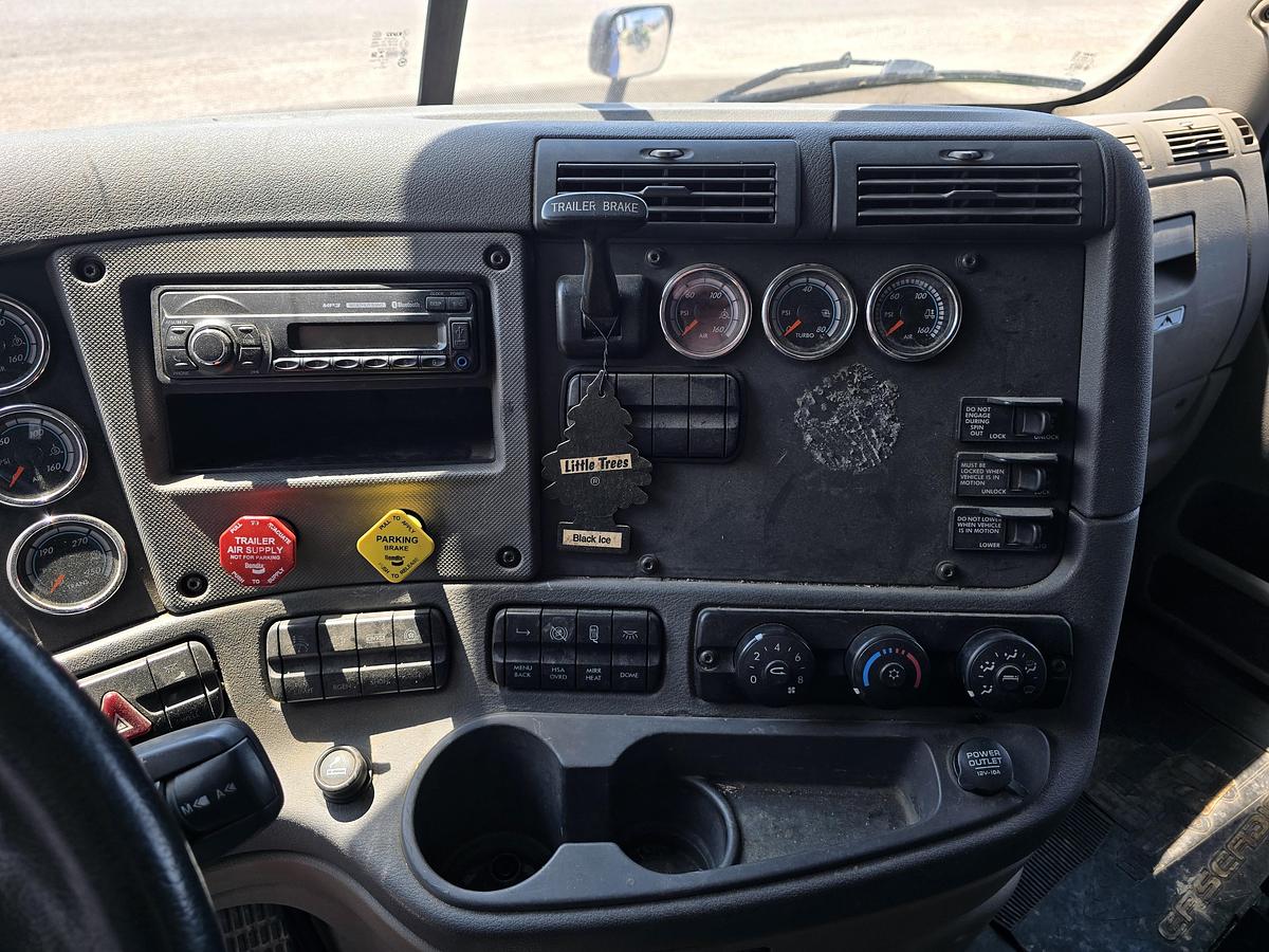 Used 2016 Freightliner Cascadia Sleeper Truck