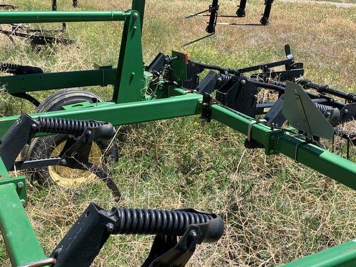 Used 2003 John Deere 2400 3-Section Chisel Plow 31'