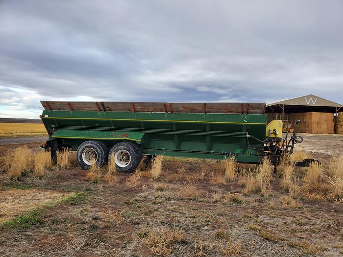 Used 2006 Chandler 26CLPT Compost Spreader