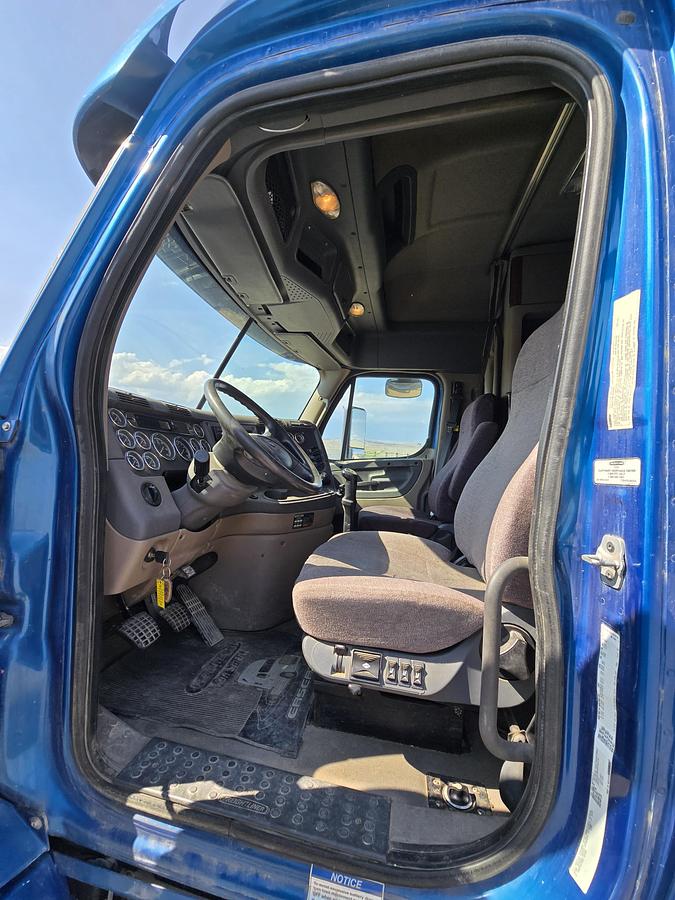 Used 2013 Freightliner Cascadia Sleeper Truck