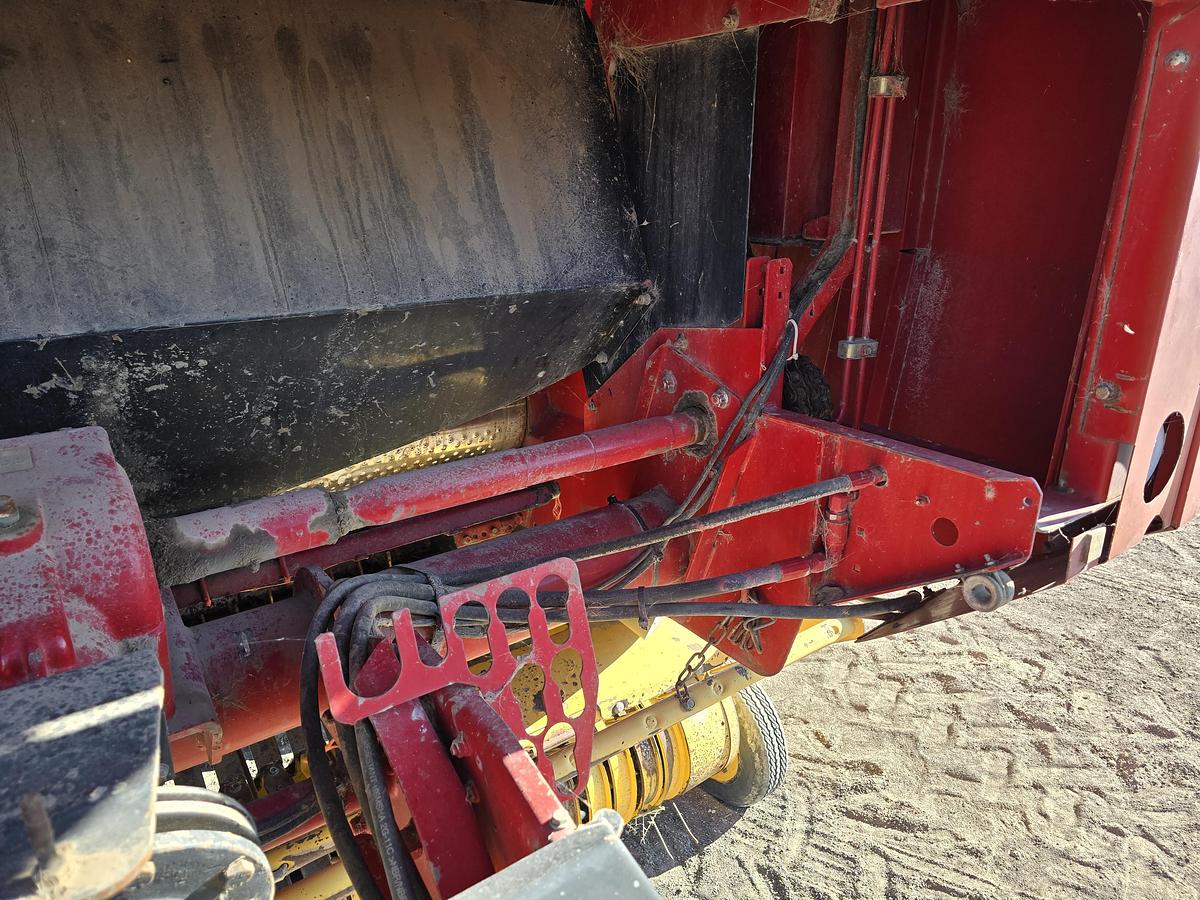 Used ** Going to Auction ** 2003 New Holland BR780 Round Baler